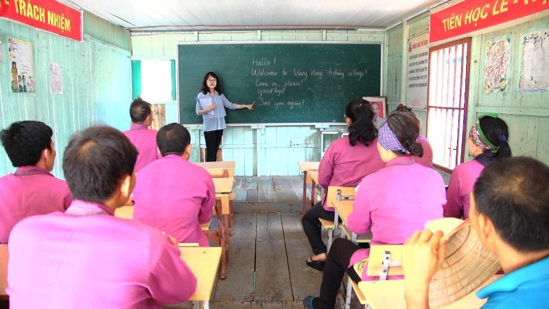 Lớp học tiếng Anh cho người chèo đò. Ảnh: Báo Quảng Ninh.