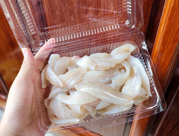 Thịt cá đục trắng và ngọt.
