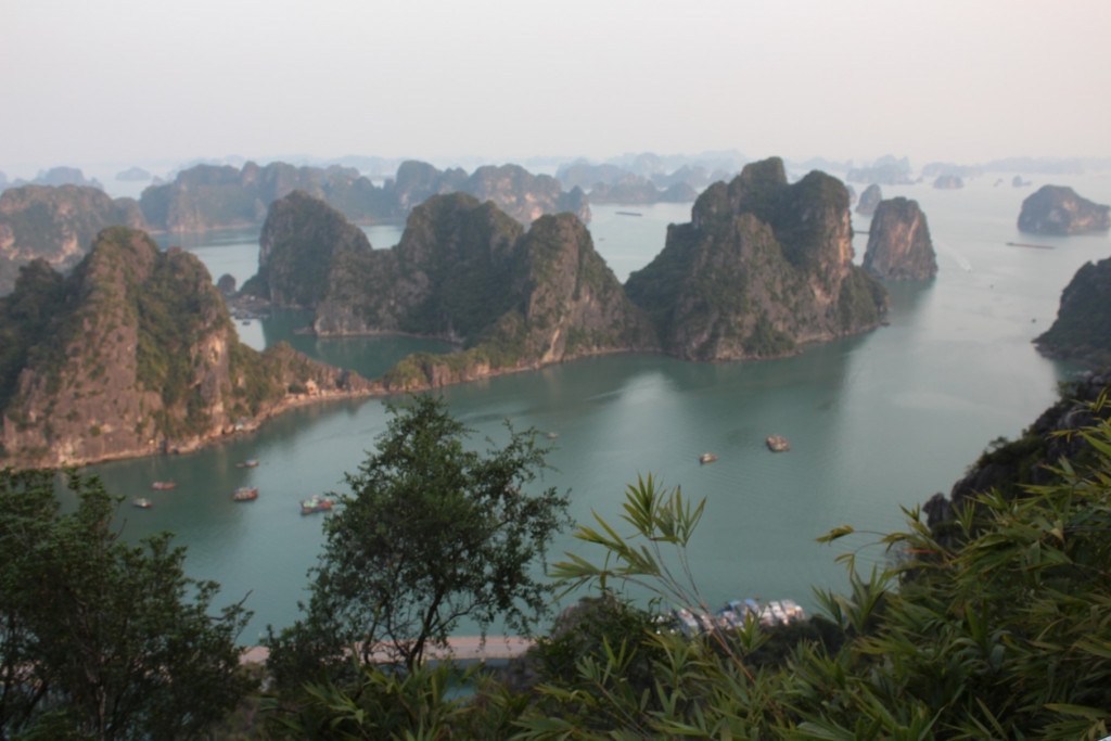 Vịnh Hạ Long nhìn từ núi Bài Thơ. Ảnh: Nguyễn Hùng