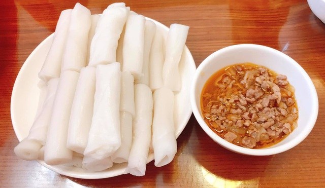 Nước chấm thịt bằm hành phi mỡ gà. Ảnh: Báo Quảng Ninh.