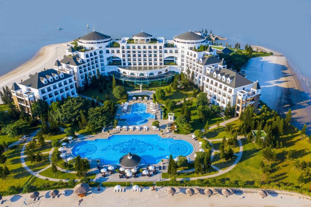 Resort nằm giữa vịnh Hạ Long thơ mộng