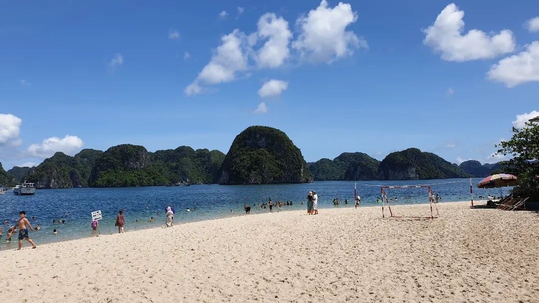Bãi biển đảo Ti Tốp. Ảnh: @lzx_aini