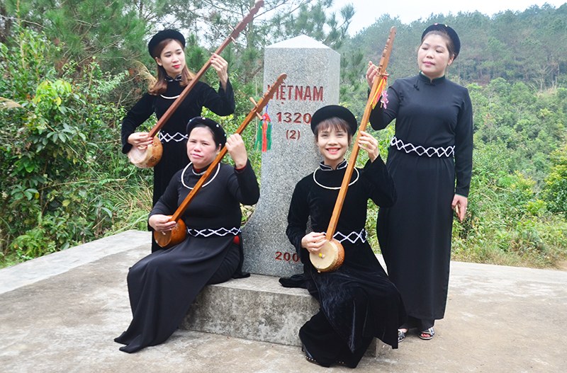 Hát then trở thành sản phẩm du lịch. Ảnh: Báo Quảng Ninh.