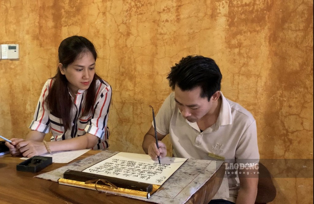 Trải nghiệm viết thư pháp. Ảnh: Thiên Hà.
