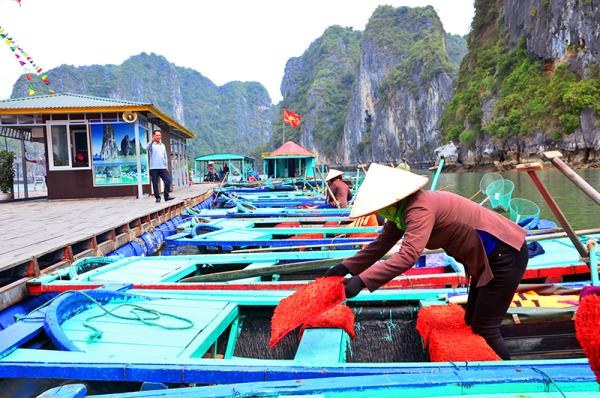 Người lái đó luôn vệ sinh thuyền kĩ trước khi đón du khách. Ảnh: baoquangninh.