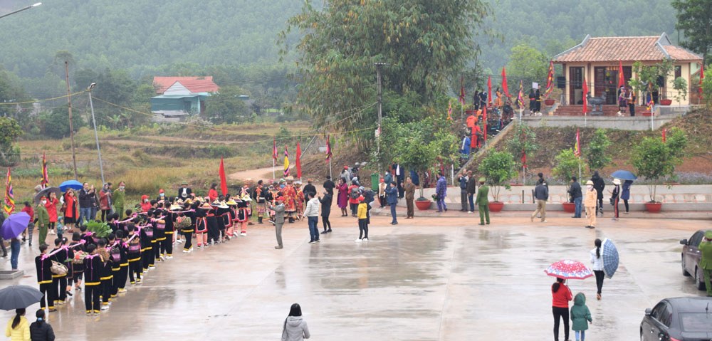 Đoàn người dâng sản vật. Ảnh: Báo Quảng Ninh.