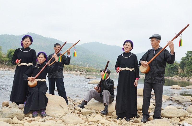 Hát then bên bờ suối. Ảnh: Báo Quảng Ninh.