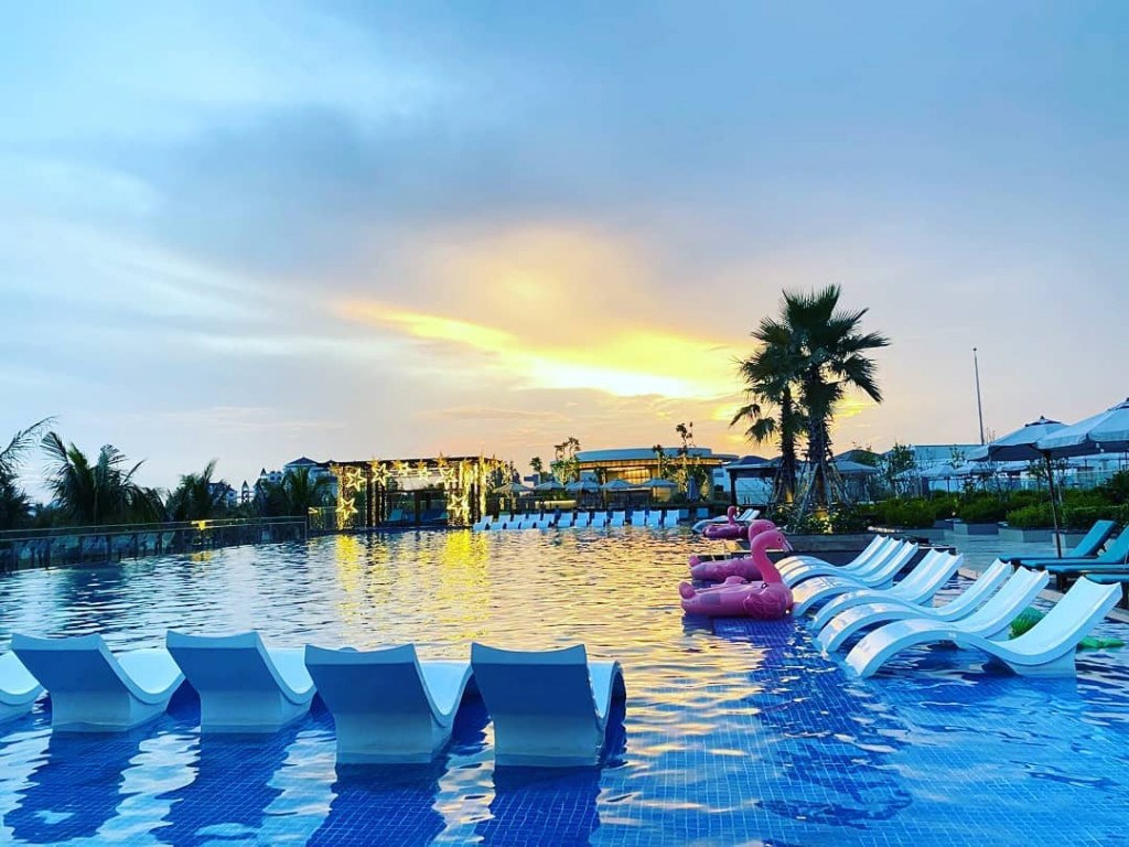 Hồ bơi chính của khu nghỉ dưỡng