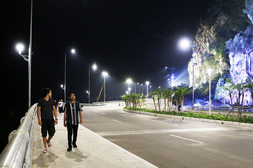 Cầu Bài Thơ giúp du khách dễ dàng tham quan. Ảnh: Báo Quảng Ninh.