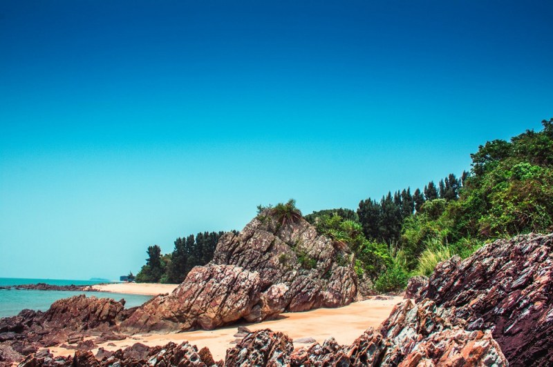 Nhiều bãi đá đẹp. Ảnh: Báo Quảng Ninh