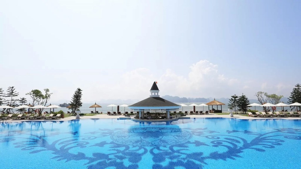 Hồ bơi chính ngoài trời