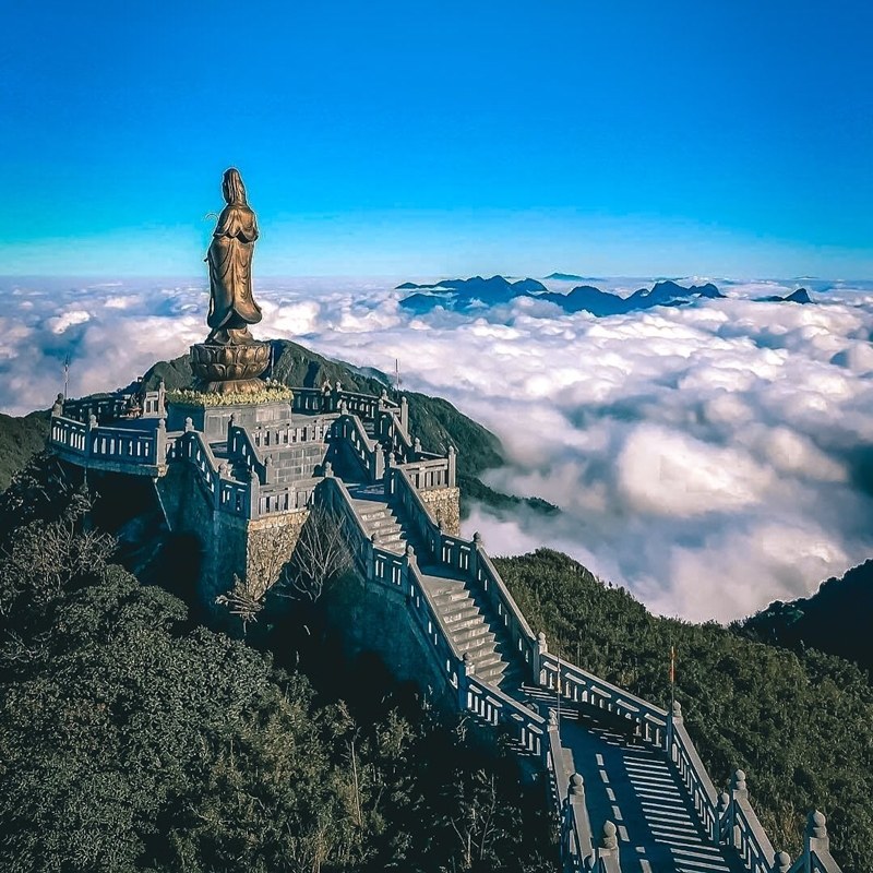 quan-the-kien-truc-tam-linh-hoanh-trang-o-dinh-fansipan-ivivu-3