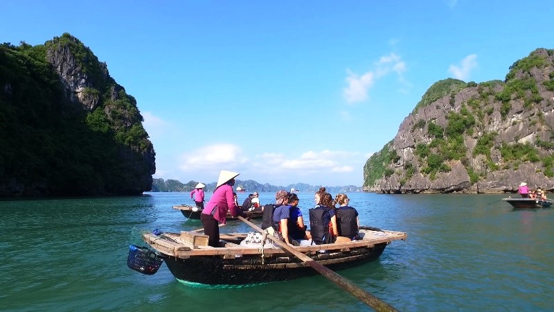 Trên mỗi thuyền nan đều có dụng cụ vớt rác. Ảnh: Báo Quảng Ninh.