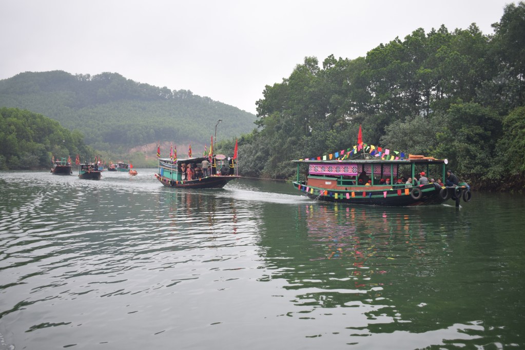 Tái hiện hành trình vượt biển đến vùng đất mới. Ảnh: Báo Quảng Ninh.