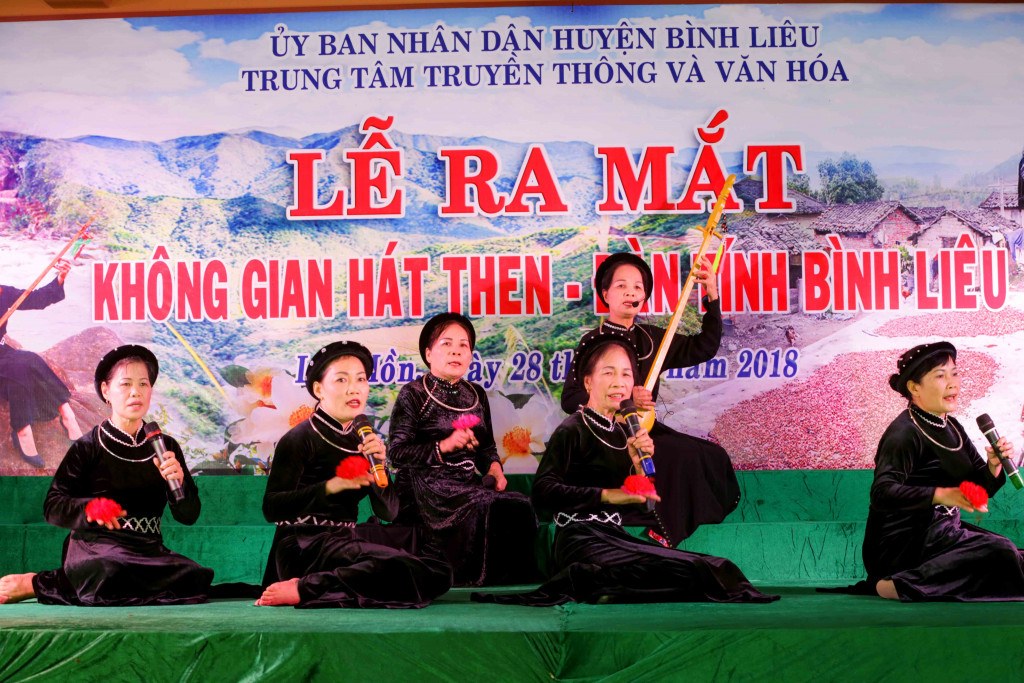 Không gian hát then. Ảnh: Phượng Đại