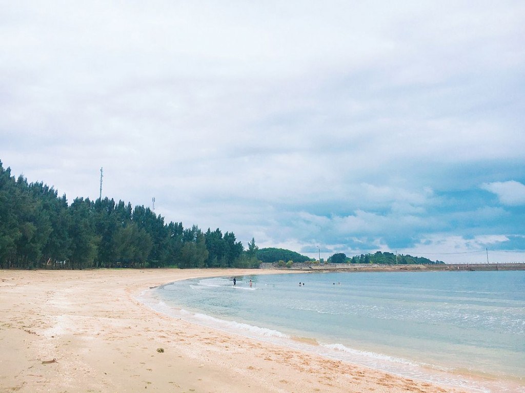 Bãi cát trải dài, bao bọc là rừng phi lao. Ảnh: @manh_manh_