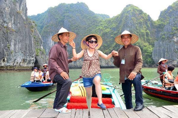 Người chèo đò kiêm hướng dẫn viên nhiệt tình. Ảnh: baoquangninh.