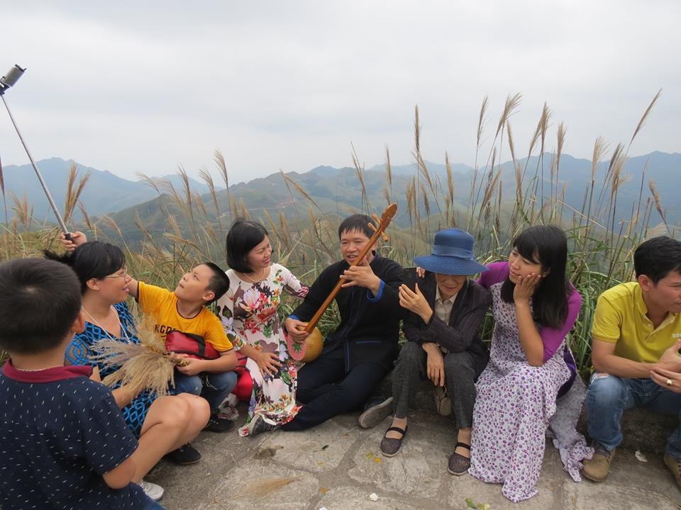 Hát then phục vụ du khách. Ảnh: Huyện Bình Liêu.