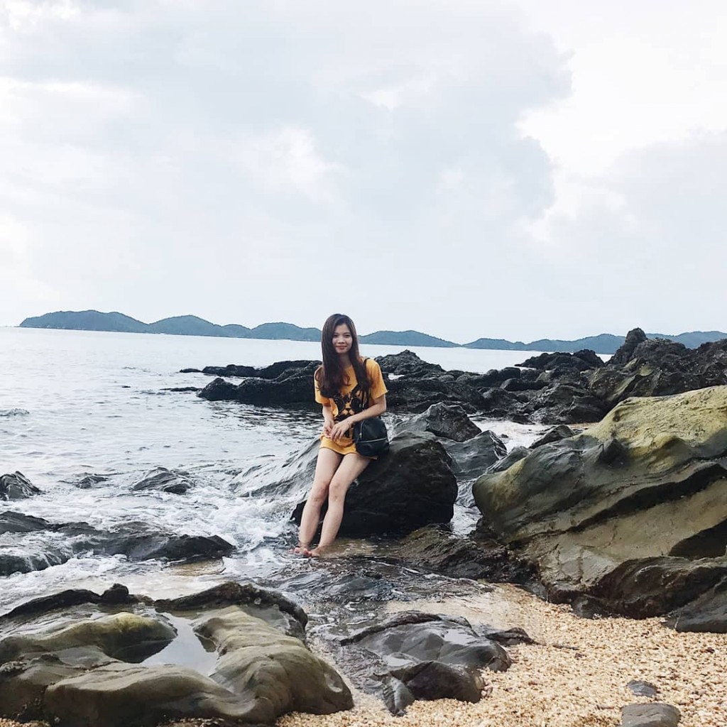 Bãi tắm với nhiều ghềnh đá. Ảnh: @_nguyenly_