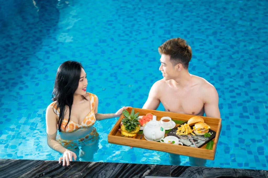 Dùng bữa sáng dưới hồ bơi.