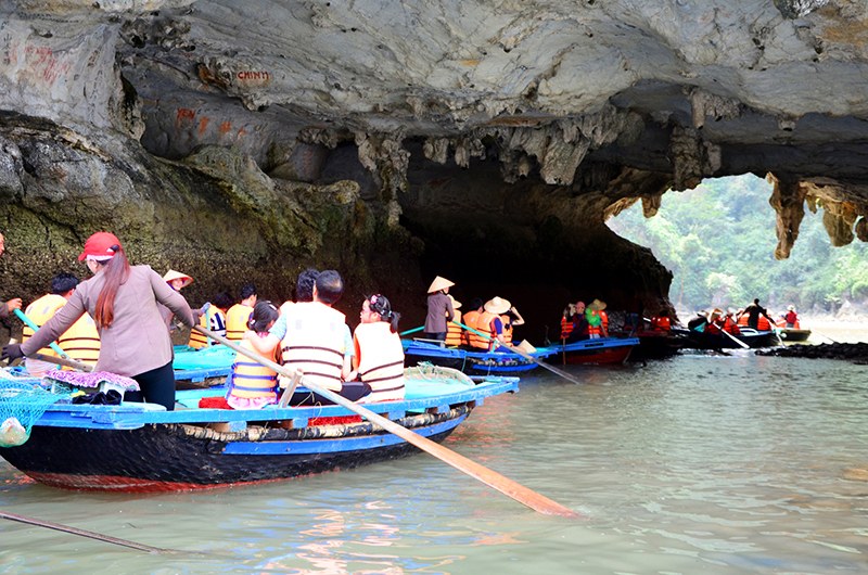 Chèo đò khéo léo đưa du khách qua những hang đá. Ảnh: Báo Quảng Ninh.