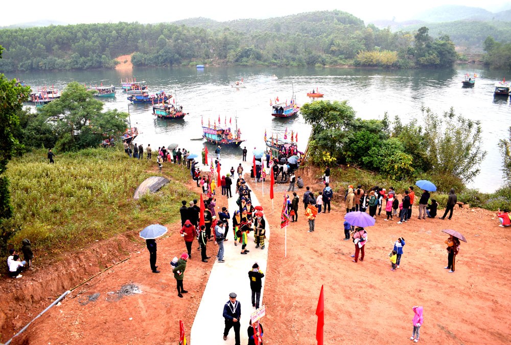 Đến miếu Bàn Vương. Ảnh: Báo Quảng Ninh.