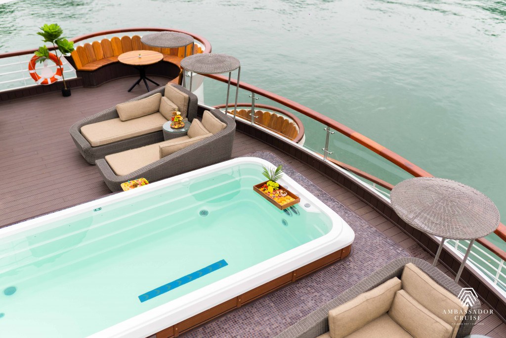 Bể bơi Jacuzzi.