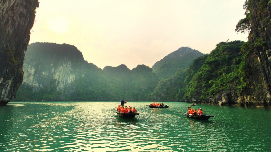 Những chiếc thuyền chở đầy du khách.