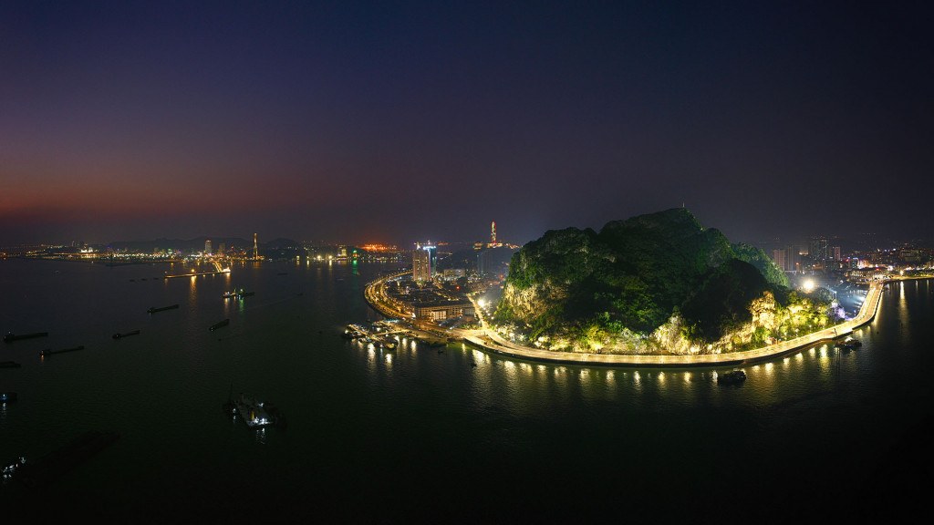 Núi Bài Thơ lung linh về đêm. Ảnh: Báo Quảng Ninh