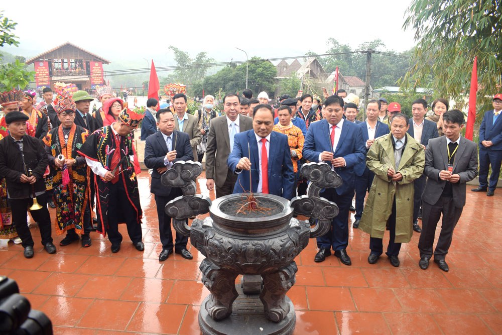 Lãnh đạo huyện dâng hương. Ảnh: Báo Quảng Ninh.