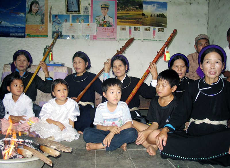 Hát then không thể tách rời đàn tính tảu. Ảnh: Báo Quảng Ninh.