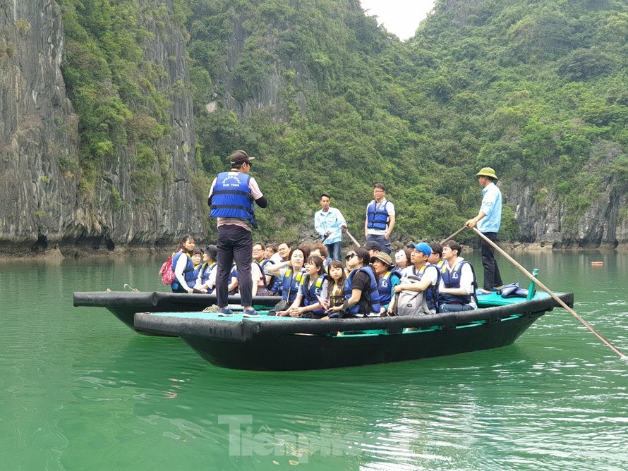 Chèo đò đưa du khách tham quan vịnh. Ảnh: Tiền phong.