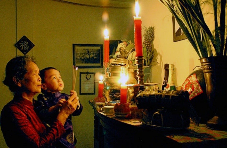 Cây hương không thể thiếu trong ngày Tết. Ảnh: Báo Lao động.